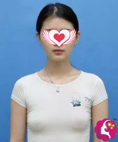 胸小的缺陷让我很不自信,特别每次看到大胸妹子,总觉得自己像个小学生