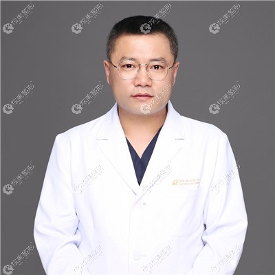 坐诊青岛博士整形的杨永胜医生